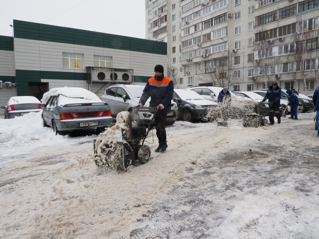 Дороги и дворы Некрасовки очищают от снега 74 единицы техники
